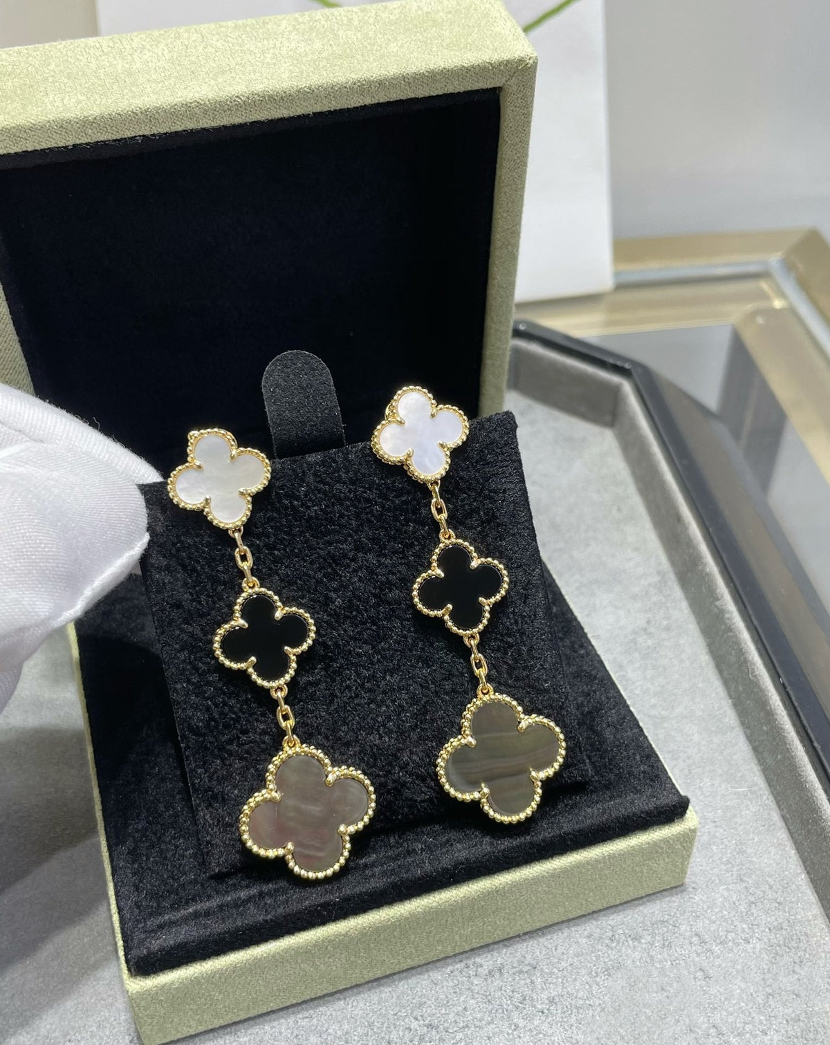 [VA]CLOVER 3 MOTIV OHRRINGE AUS PERLMUTT, ONYX, DUNKLEM PERLMUTT UND ROSÉGOLD