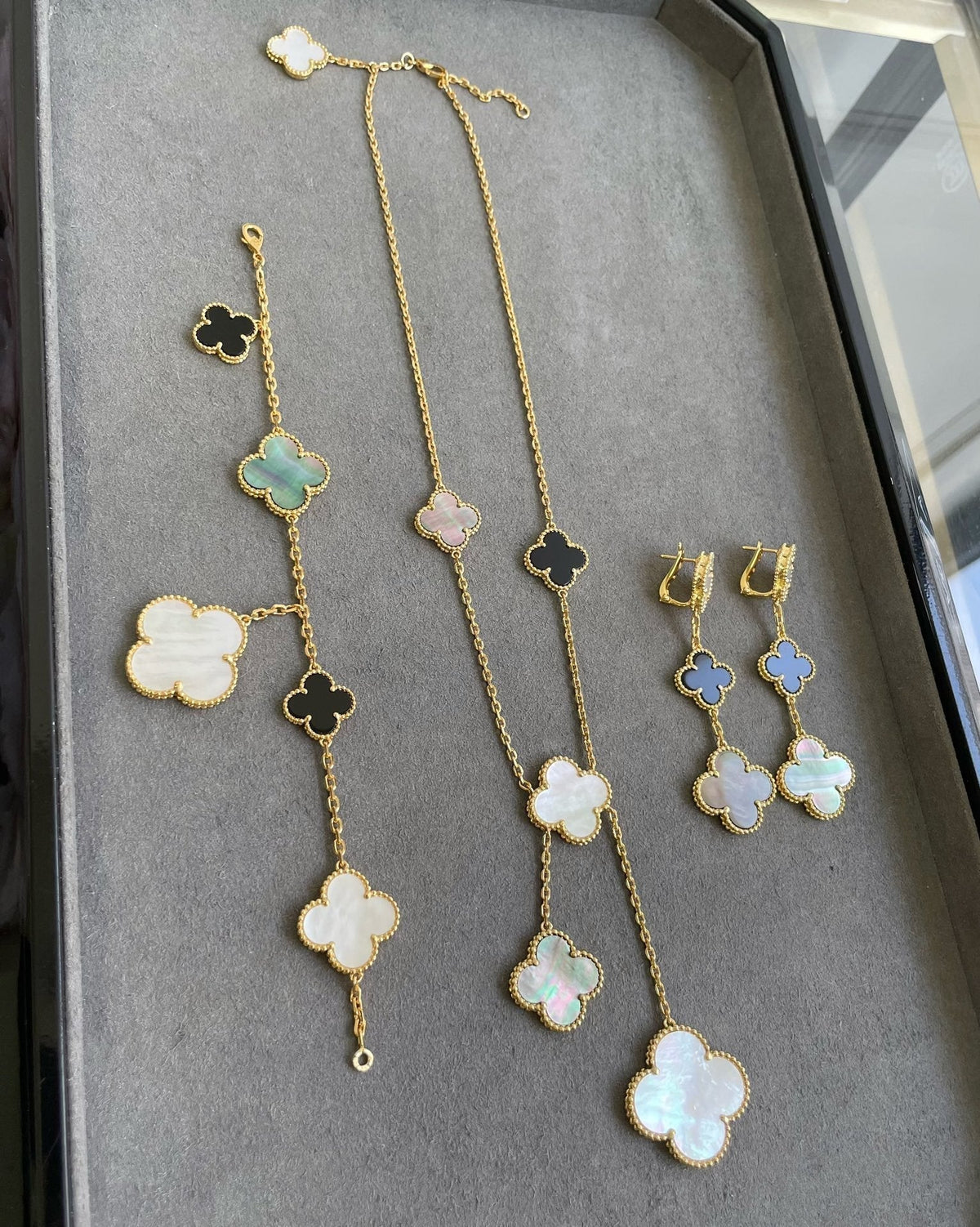 [VA]CLOVER 3 MOTIV OHRRINGE AUS PERLMUTT, ONYX, DUNKLEM PERLMUTT UND ROSÉGOLD