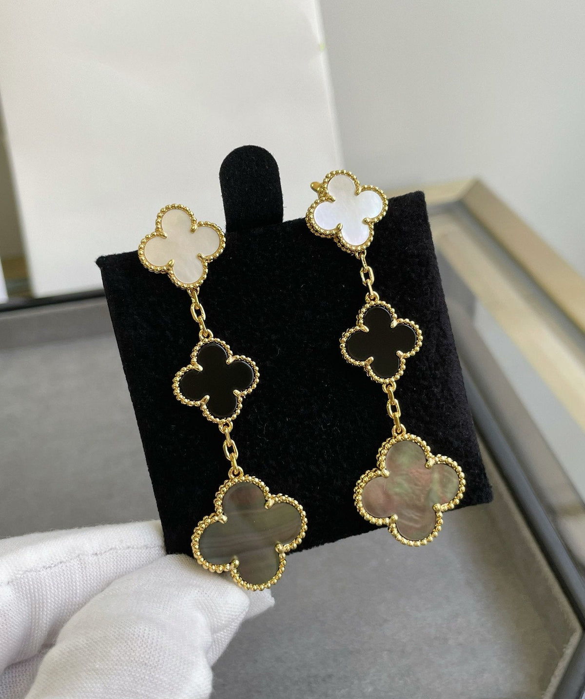 [VA]CLOVER 3 MOTIV OHRRINGE AUS PERLMUTT, ONYX, DUNKLEM PERLMUTT UND ROSÉGOLD