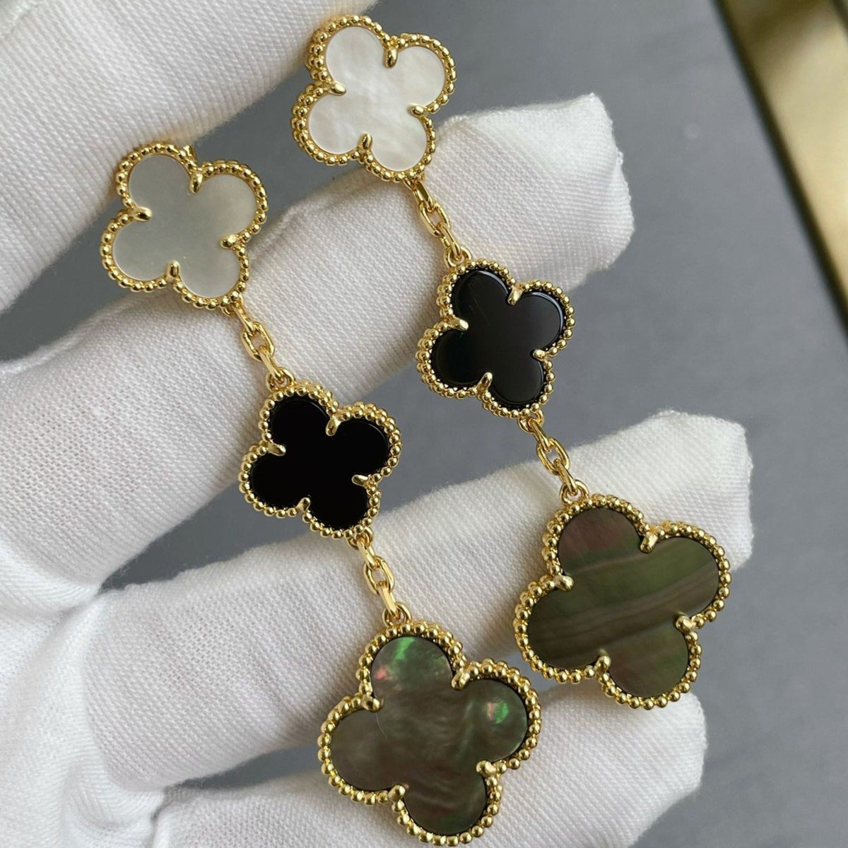 [VA]CLOVER 3 MOTIV OHRRINGE AUS PERLMUTT, ONYX, DUNKLEM PERLMUTT UND ROSÉGOLD