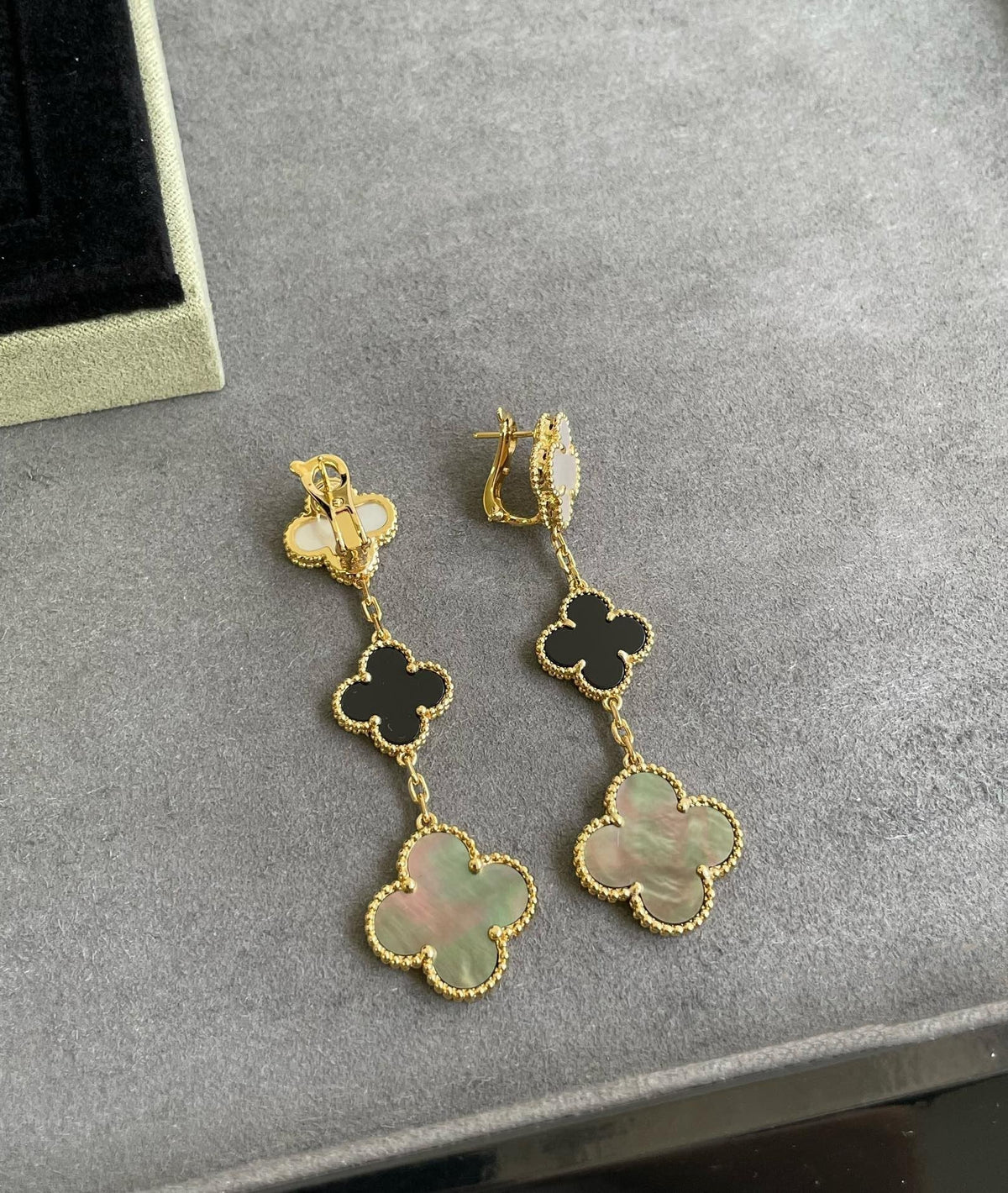[VA]CLOVER 3 MOTIV OHRRINGE AUS PERLMUTT, ONYX, DUNKLEM PERLMUTT UND ROSÉGOLD