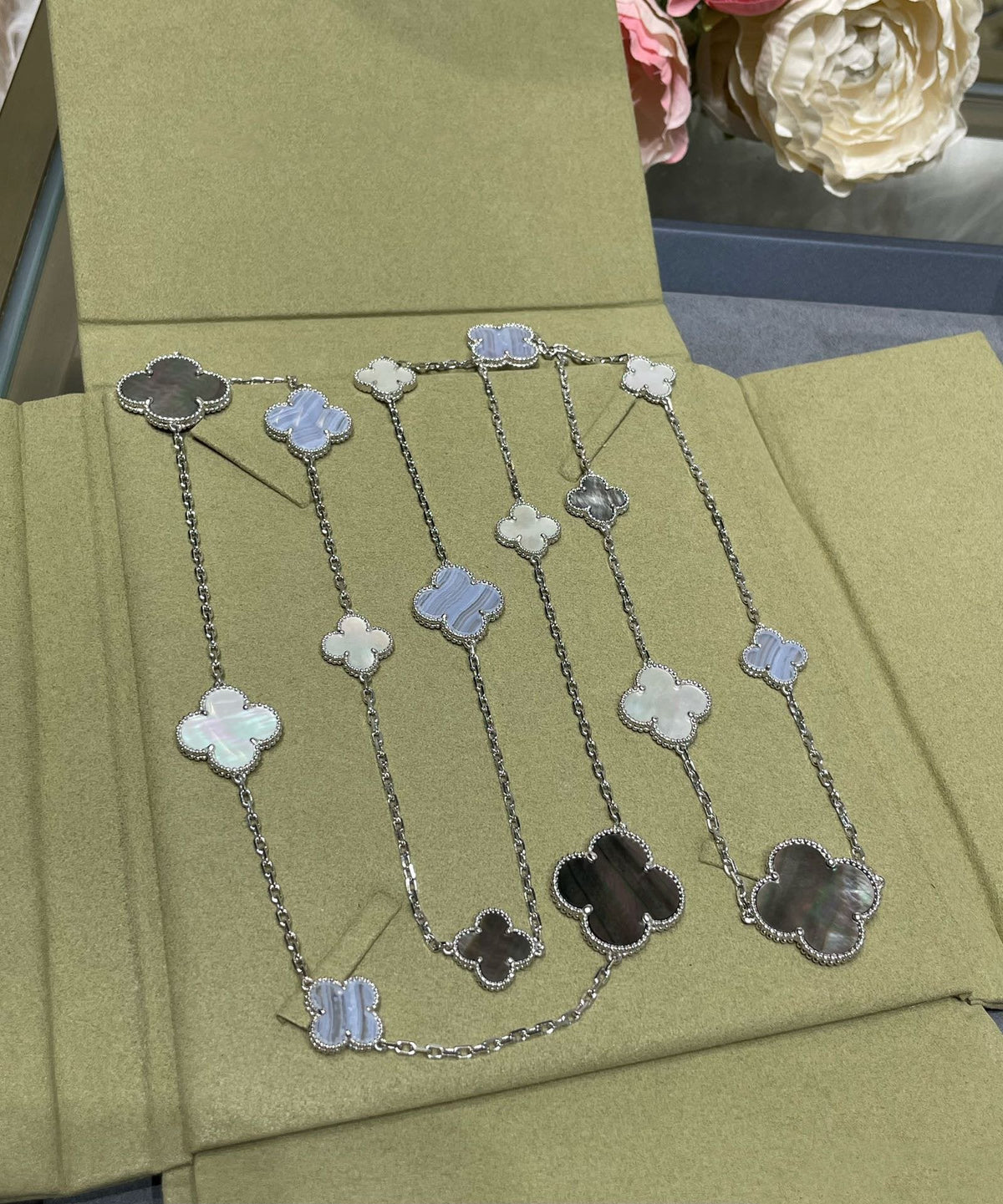 [VA]クローバー16モチーフ カルセドニー マザーオブパール シルバーネックレス