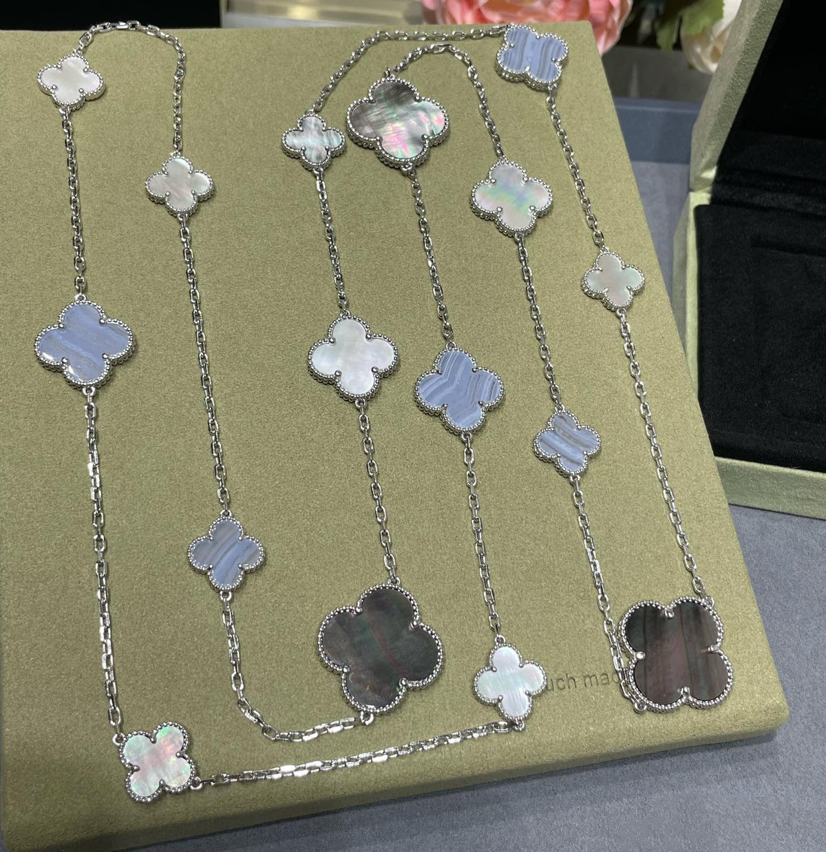 [VA]クローバー16モチーフ カルセドニー マザーオブパール シルバーネックレス