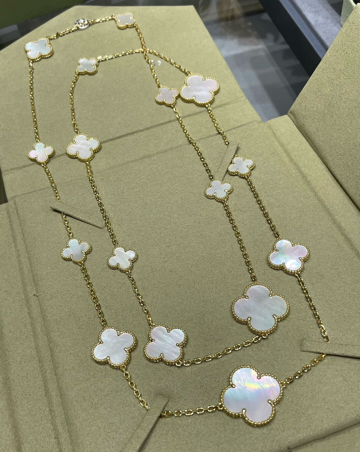 [VA]CLOVER 16 MOTIV WEISSES PERLMUTT GOLD HALSKETTE