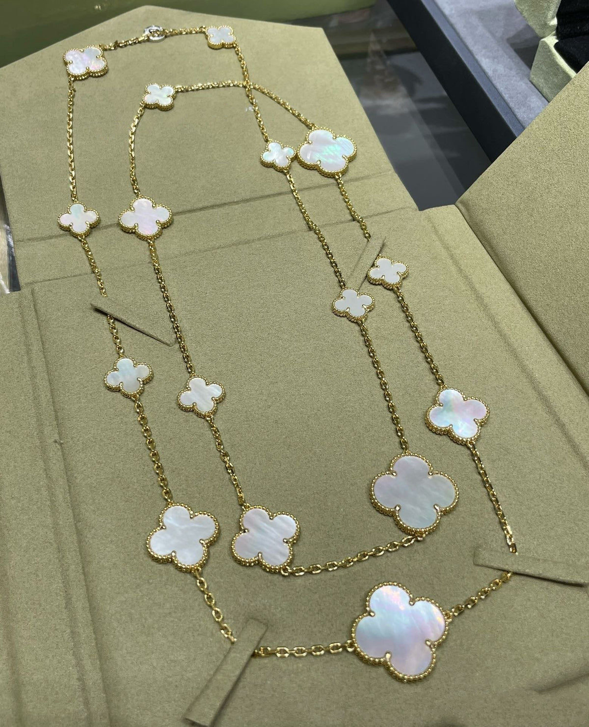 [VA]CLOVER 16 MOTIV WEISSES PERLMUTT GOLD HALSKETTE