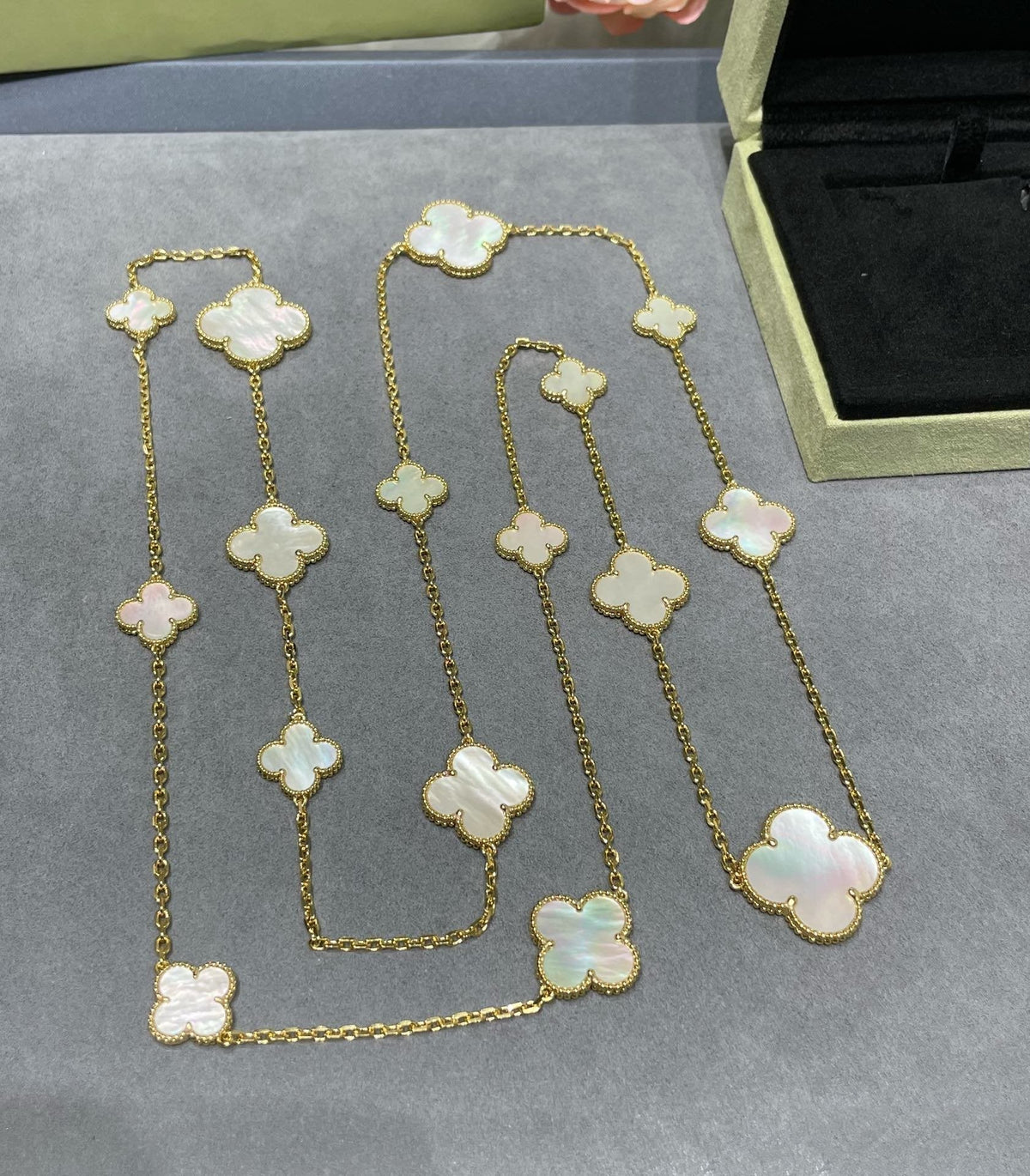 [VA]CLOVER 16 MOTIV WEISSES PERLMUTT GOLD HALSKETTE