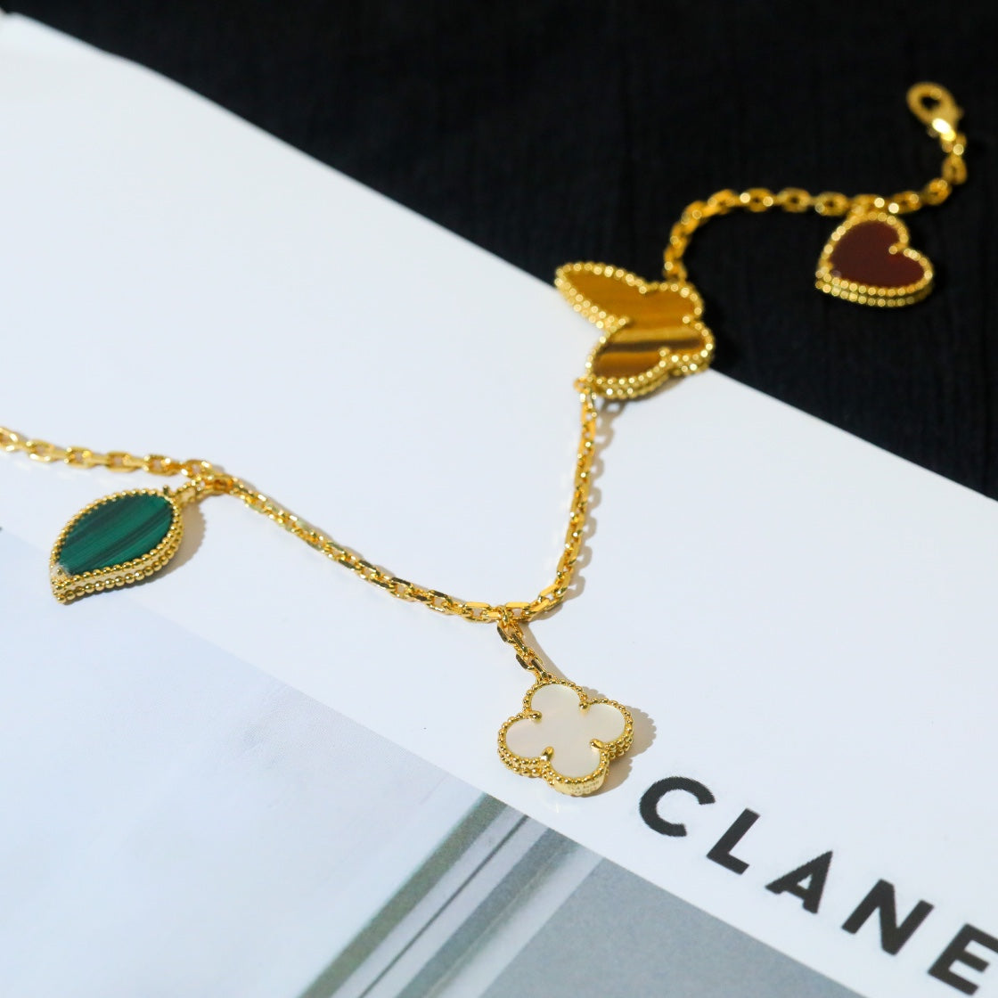 [VA]LUCKY SPRING 5-MOTIV-ARMBAND IN GOLD