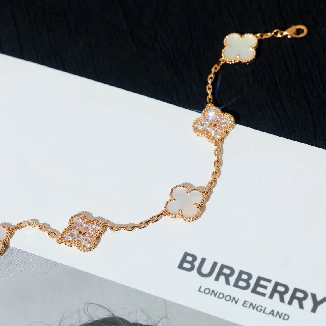 [VA]LUCKY CLOVER 5-MOTIF BRACELET - WHITE MOTHER-OF-PEARL COLLECTION