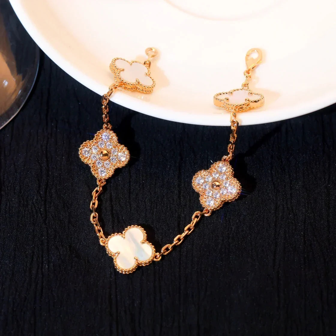 [VA]LUCKY CLOVER 5-MOTIF BRACELET - WHITE MOTHER-OF-PEARL COLLECTION