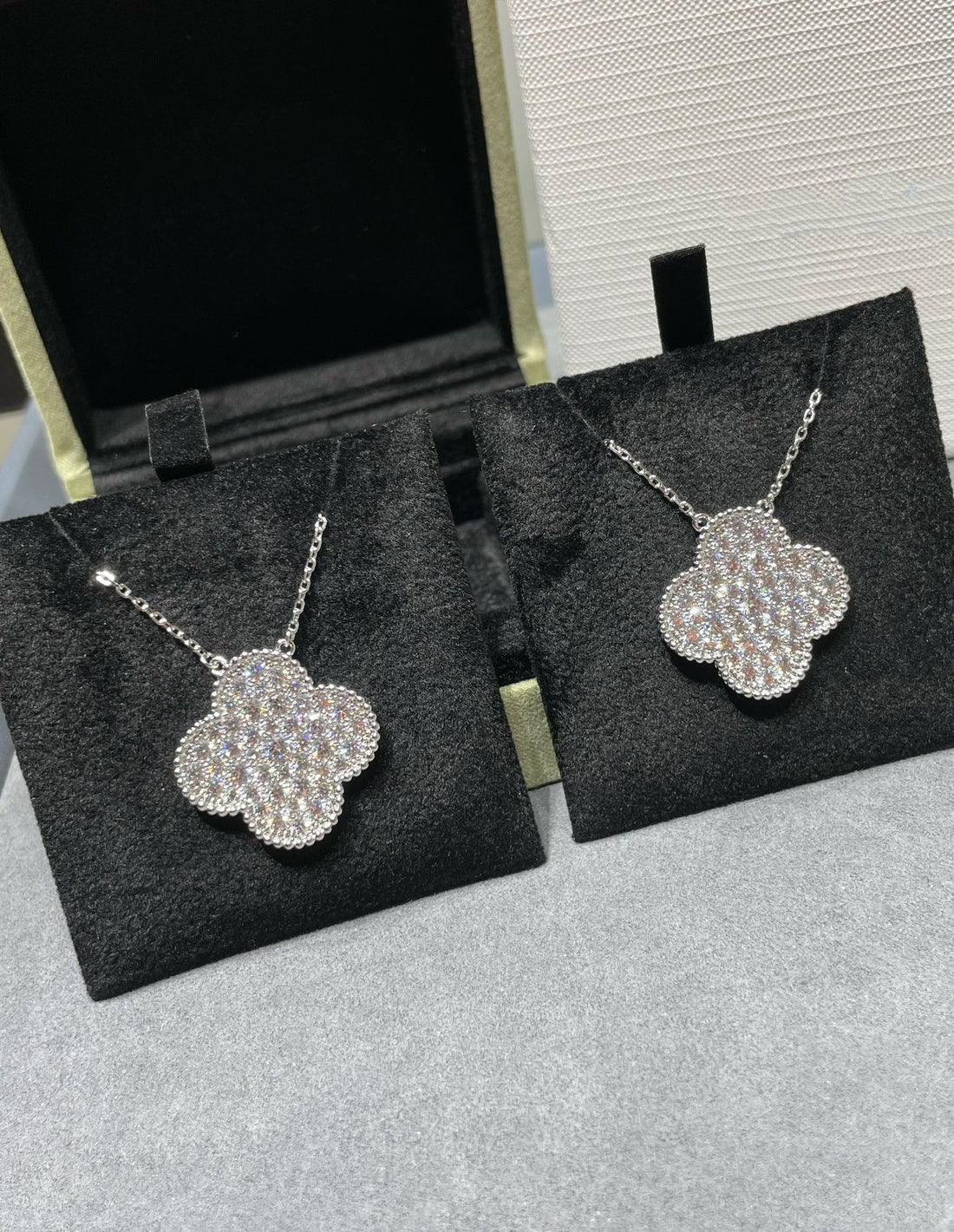 [VA]CLOVER 25MM GROSSER ANHÄNGER MIT DIAMANT-PAVÉ SILBERHALSKETTE