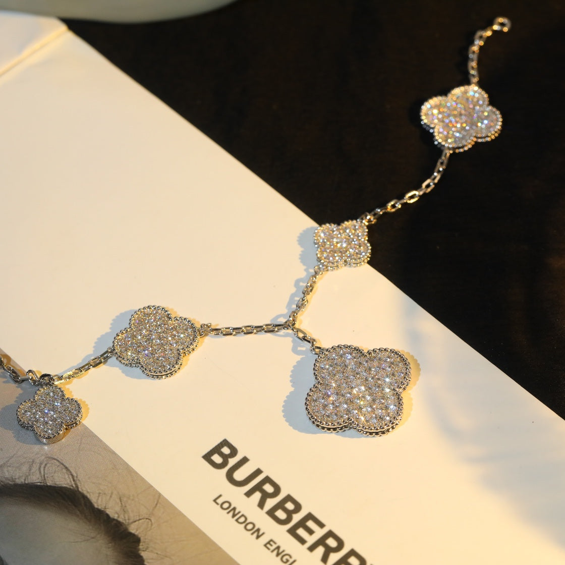 [VA]CLOVER ARMBAND 5 MOTIVE SILBER DIAMANTBESETZT