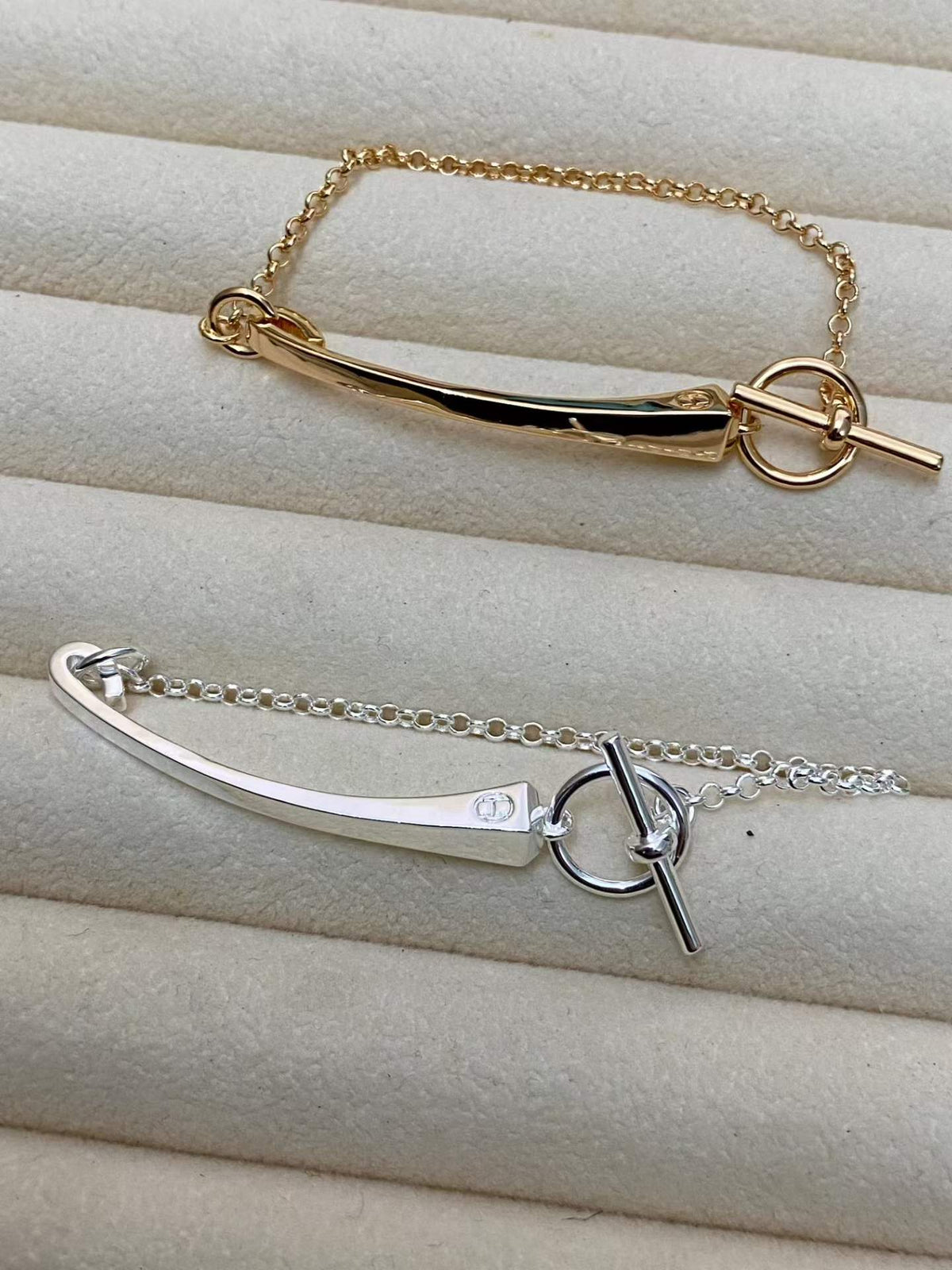 [VA]CLOU DE FORGE ARMBAND MIT QUADRATISCHEN KEGELNIETEN