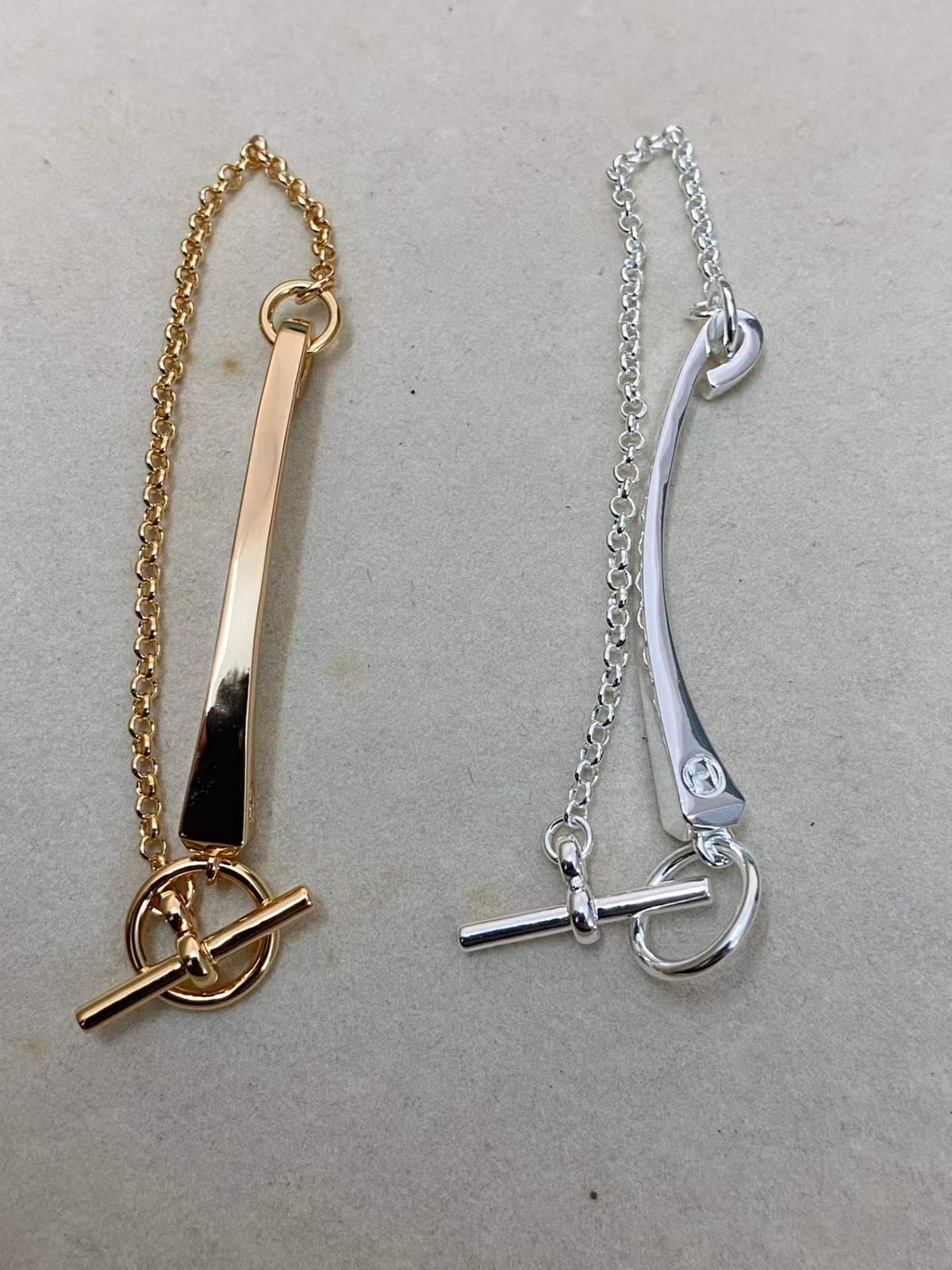 [VA]CLOU DE FORGE ARMBAND MIT QUADRATISCHEN KEGELNIETEN