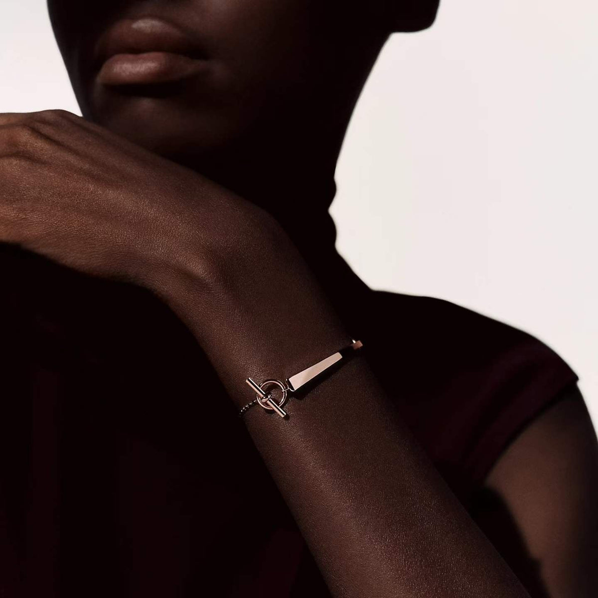 [VA]CLOU DE FORGE ARMBAND MIT QUADRATISCHEN KEGELNIETEN