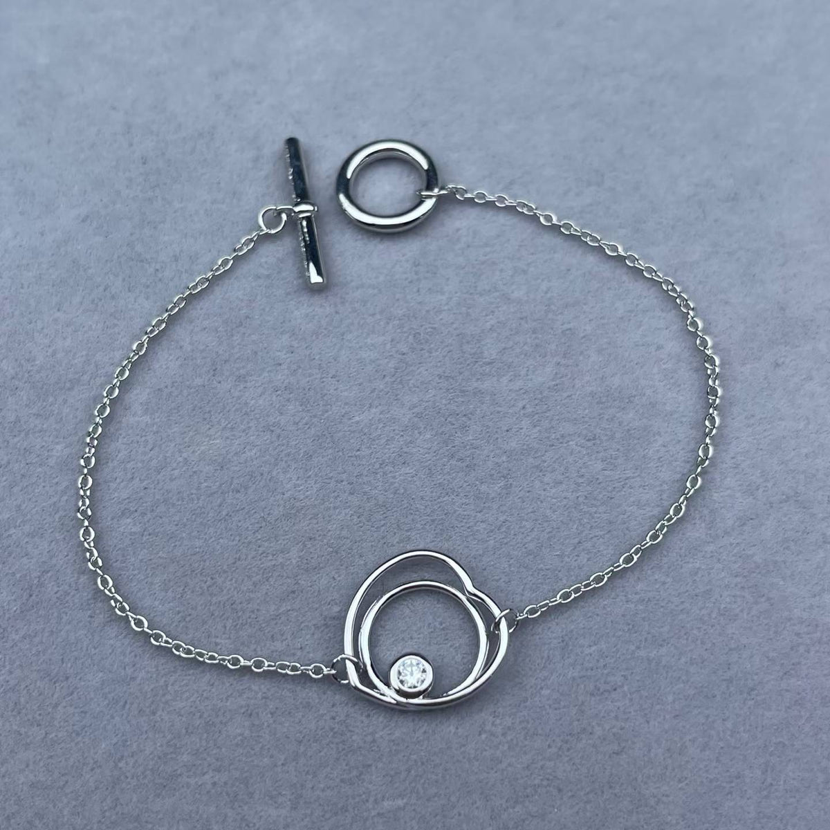 [VA]HOLLOW HEART ARMBAND MIT EINZELDIAMANT