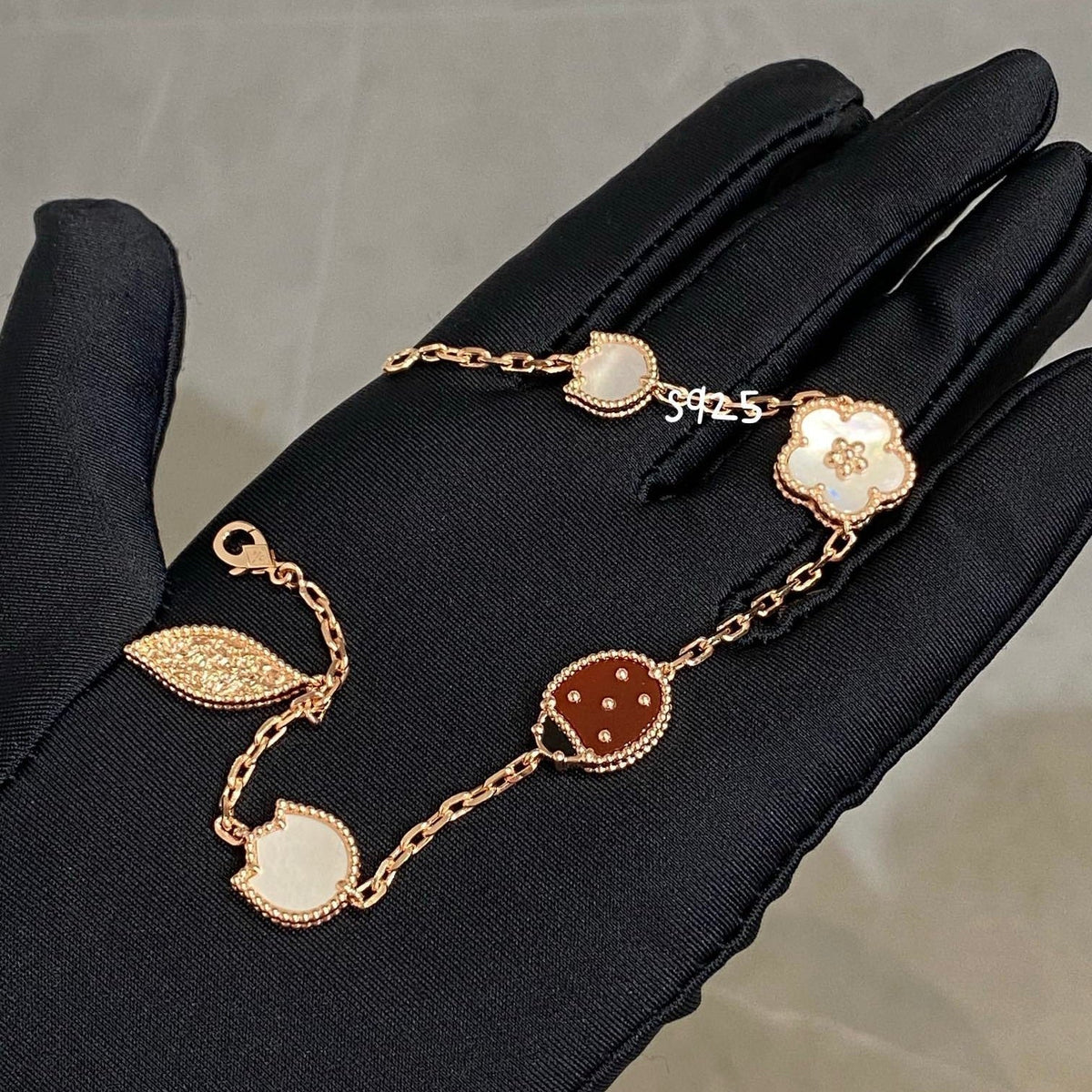 [VA]LUCKY SPRING ARMBAND MIT 5 MOTIVEN