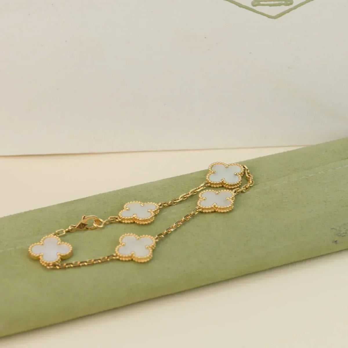 [VA]LUCKY CLOVER 5-MOTIF BRACELET - WHITE MOTHER-OF-PEARL COLLECTION