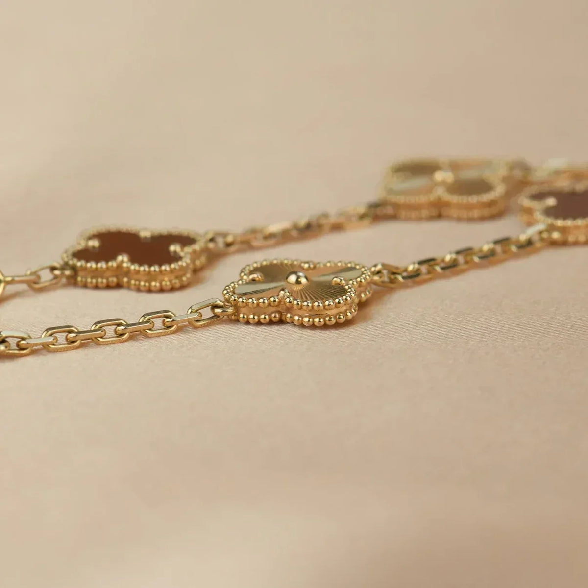[VA]LUCKY CLOVER 5-MOTIF BRACELET - RED CARNELIAN COLLECTION