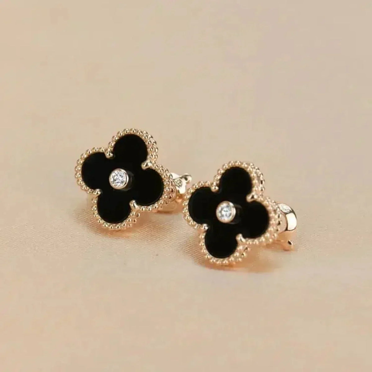 [VA]CLOVER MEDIUM 1 MOTIV OHRRINGE MIT ONYX UND DIAMANT