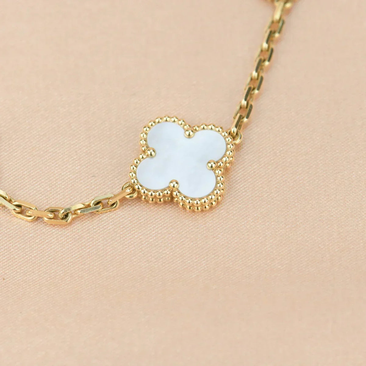 [VA]LUCKY CLOVER 5-MOTIF BRACELET - WHITE MOTHER-OF-PEARL COLLECTION