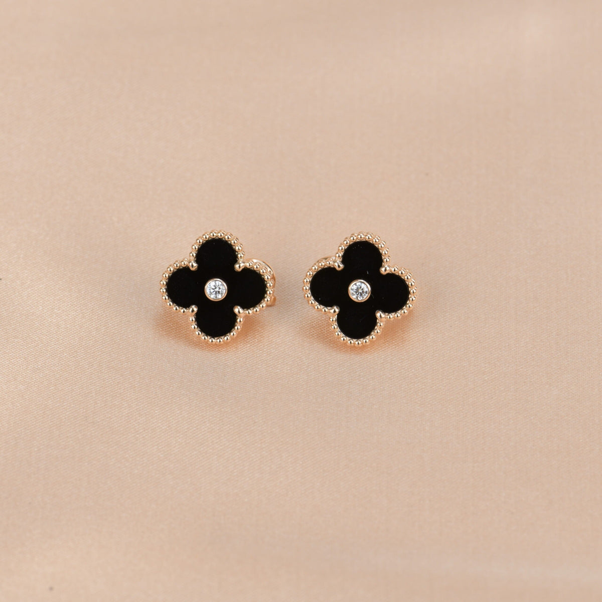 [VA]CLOVER MEDIUM 1 MOTIV OHRRINGE MIT ONYX UND DIAMANT