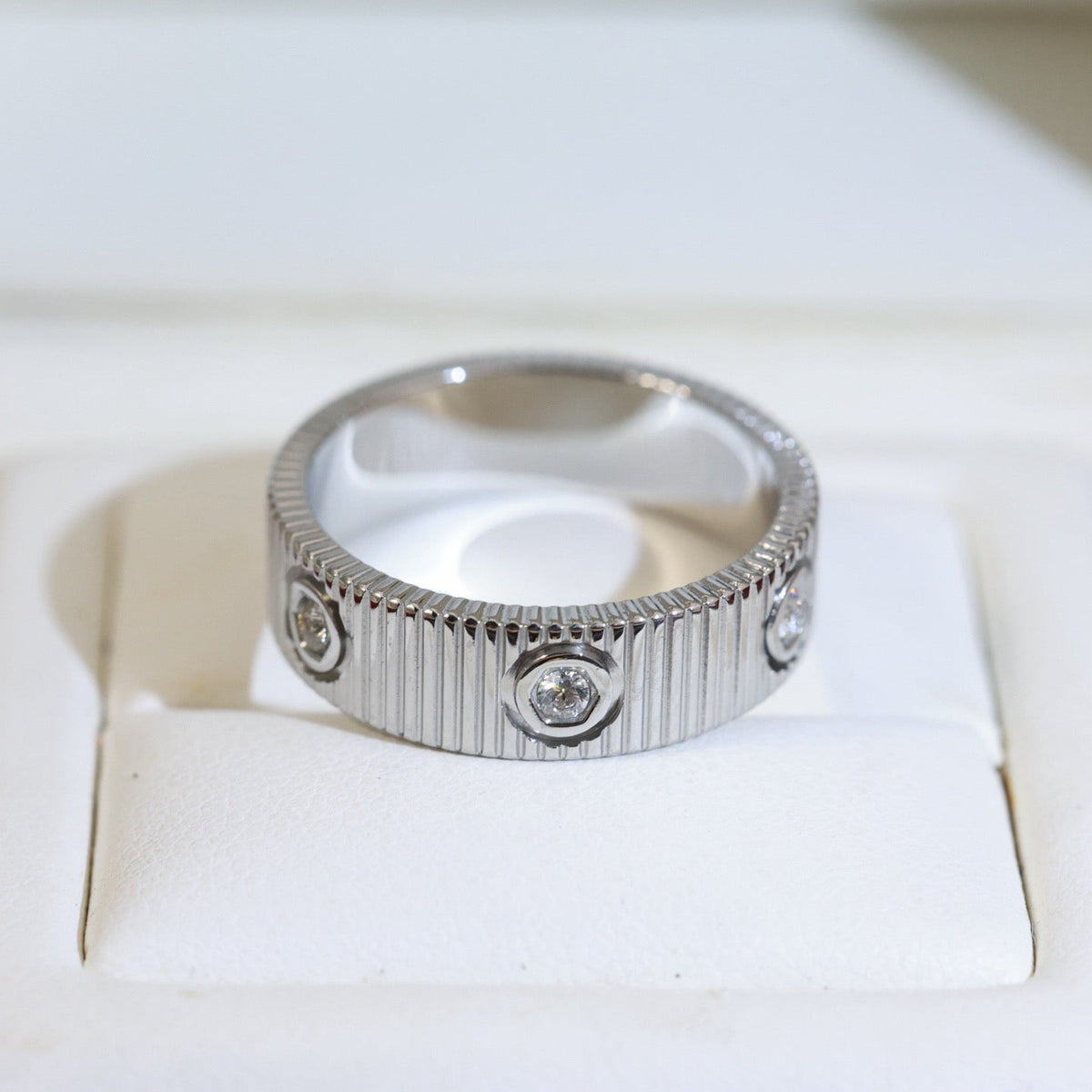 [VA]LOVE 6.5MM UNLIMITED RING, 6 DIAMONDS