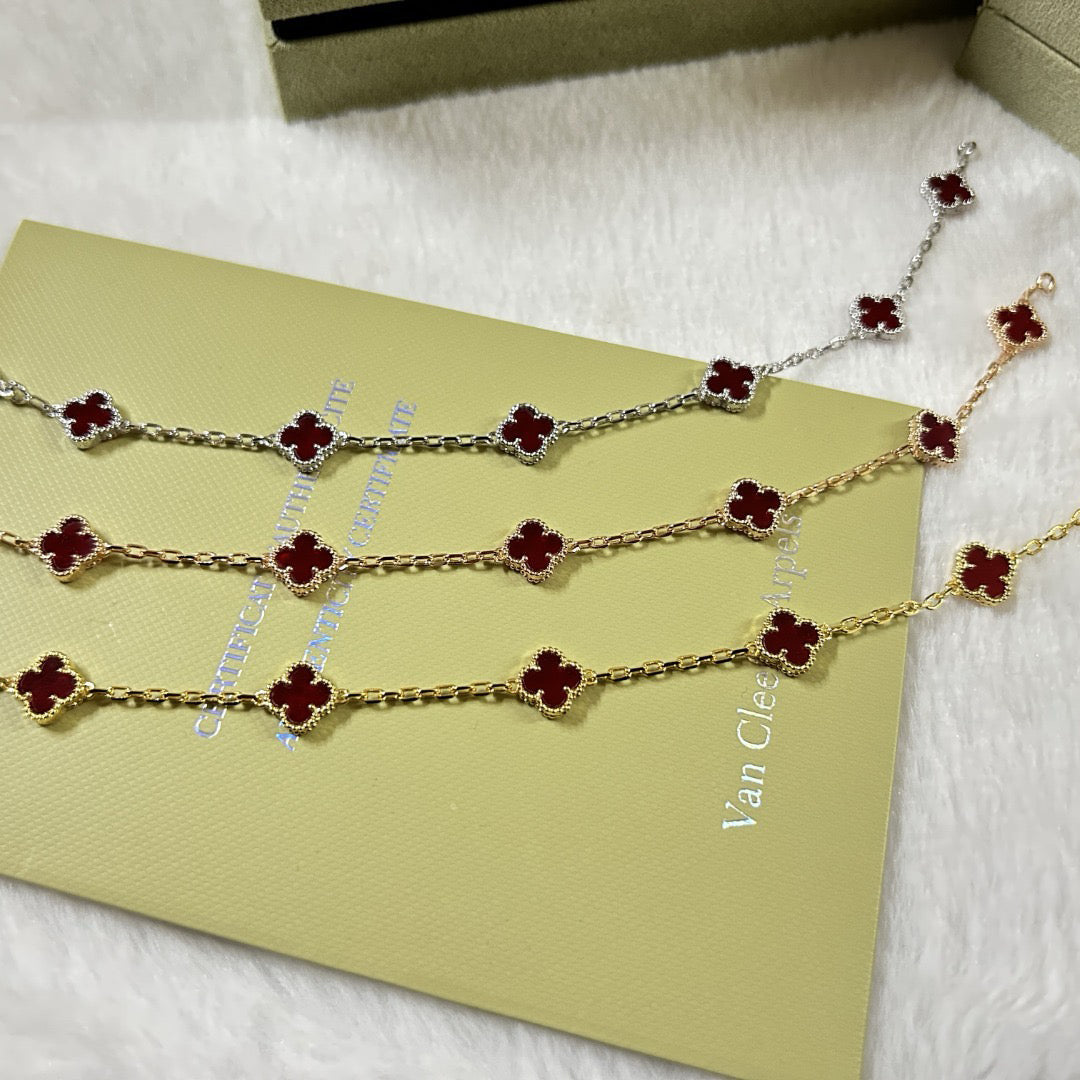 [VA]CLOVER ARMBAND MIT 6 MOTIVEN, ROTE ACHAT