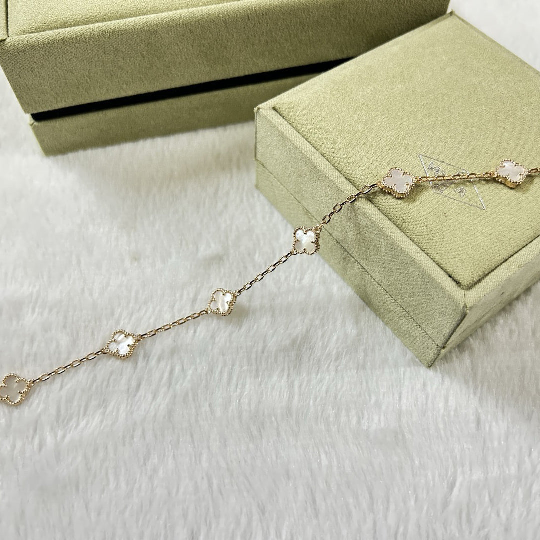 [VA]CLOVER ARMBAND MIT 6 MOTIVEN, WEISSE PERLMUTT
