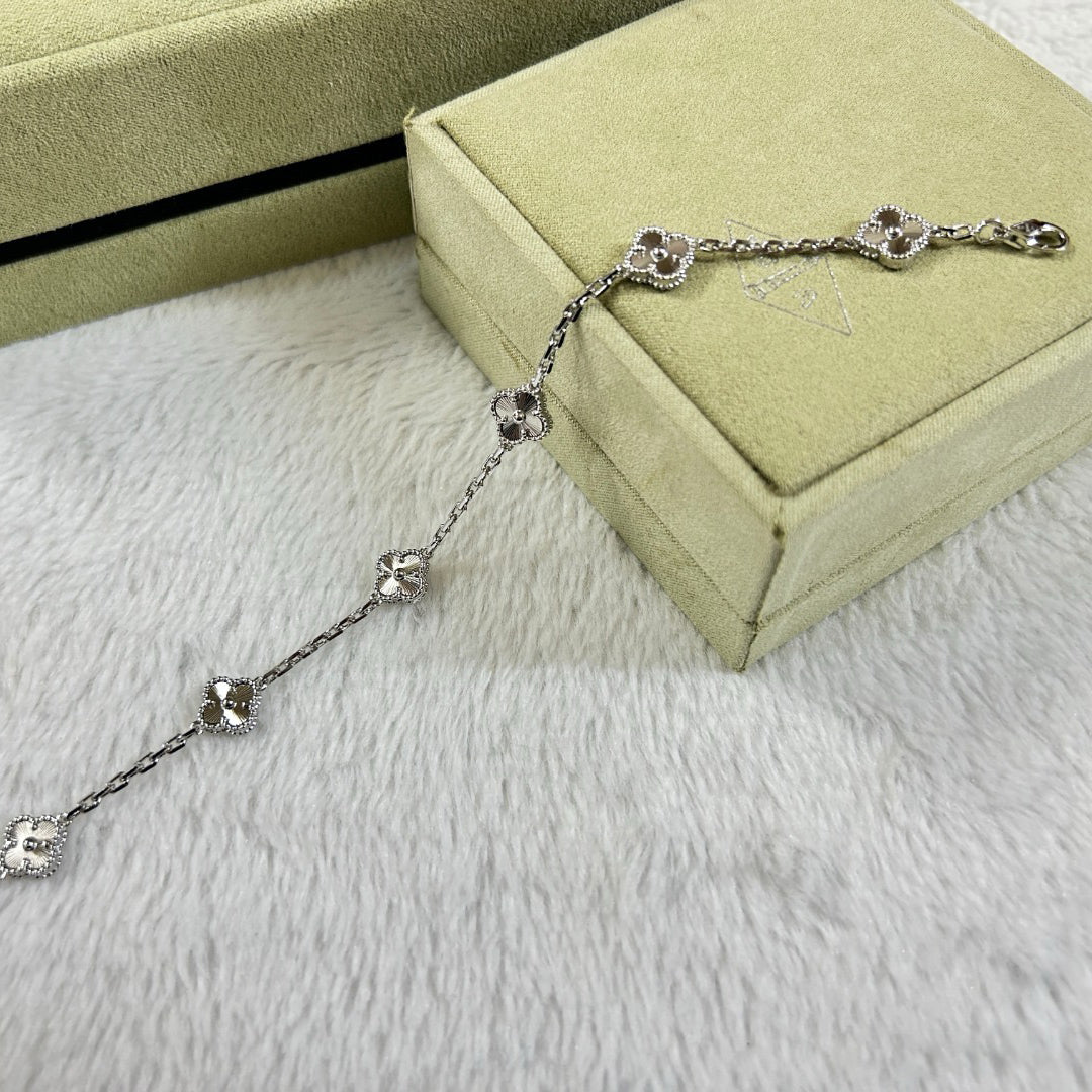 [VA]CLOVER ARMBAND MIT 6 MOTIVEN UND DIAMANTEN