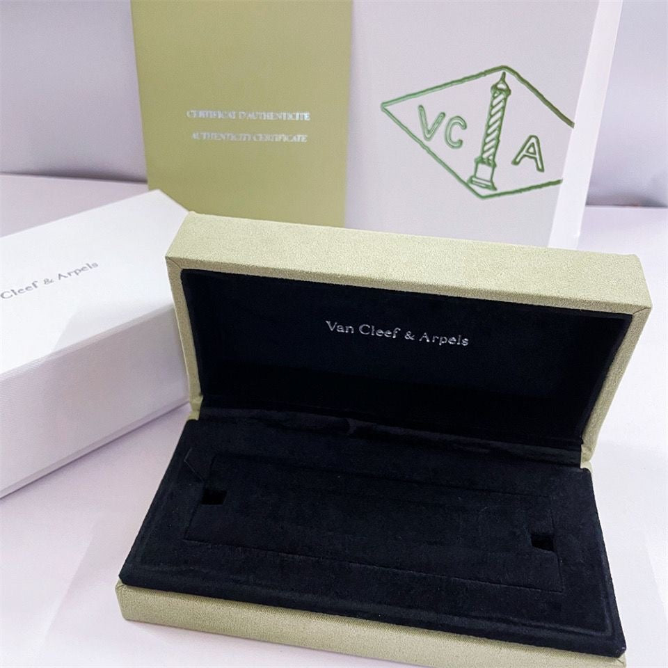 {
  "VA": "VA CLOVER ARMBAND HALSKETTE RING SCHACHTEL GESCHENKTÜTE"
}