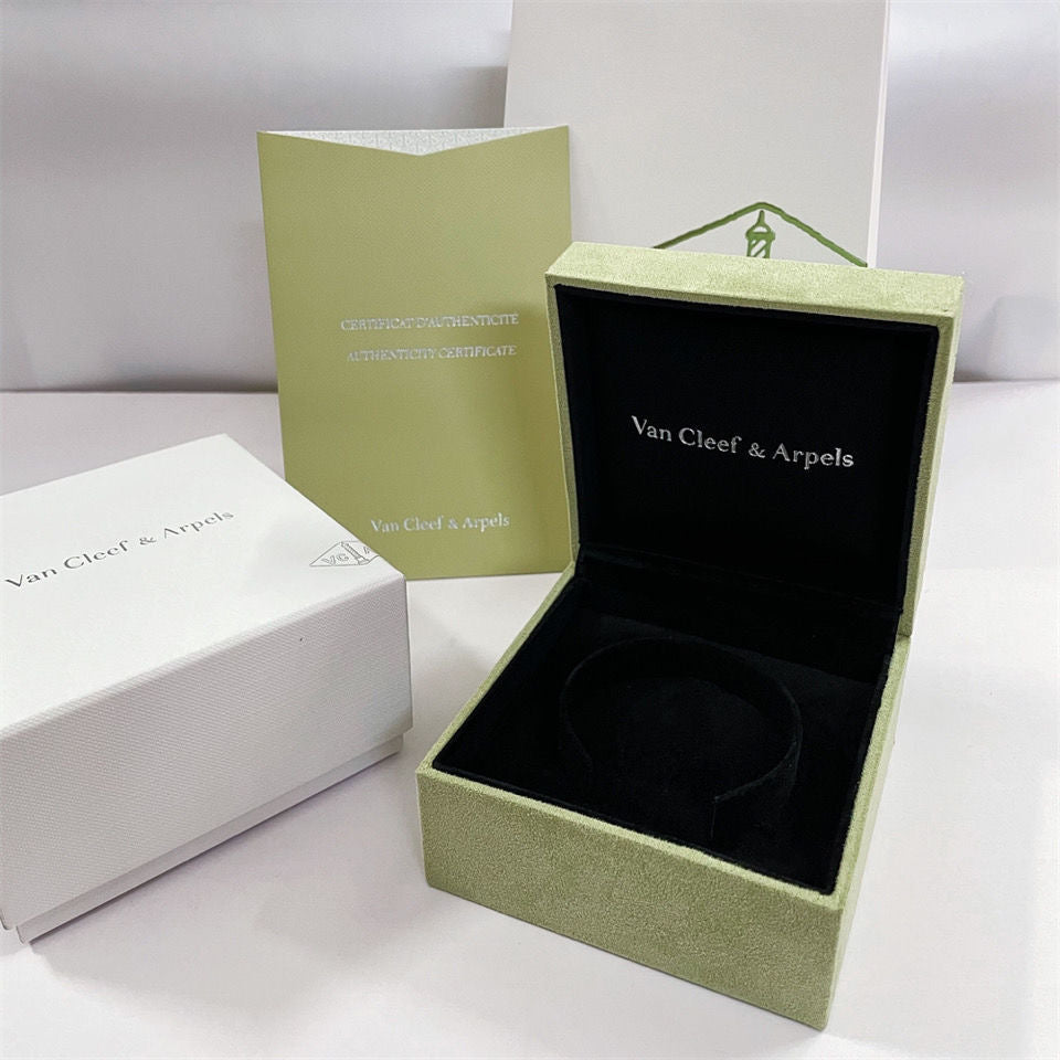 {
  "VA": "VA CLOVER ARMBAND HALSKETTE RING SCHACHTEL GESCHENKTÜTE"
}