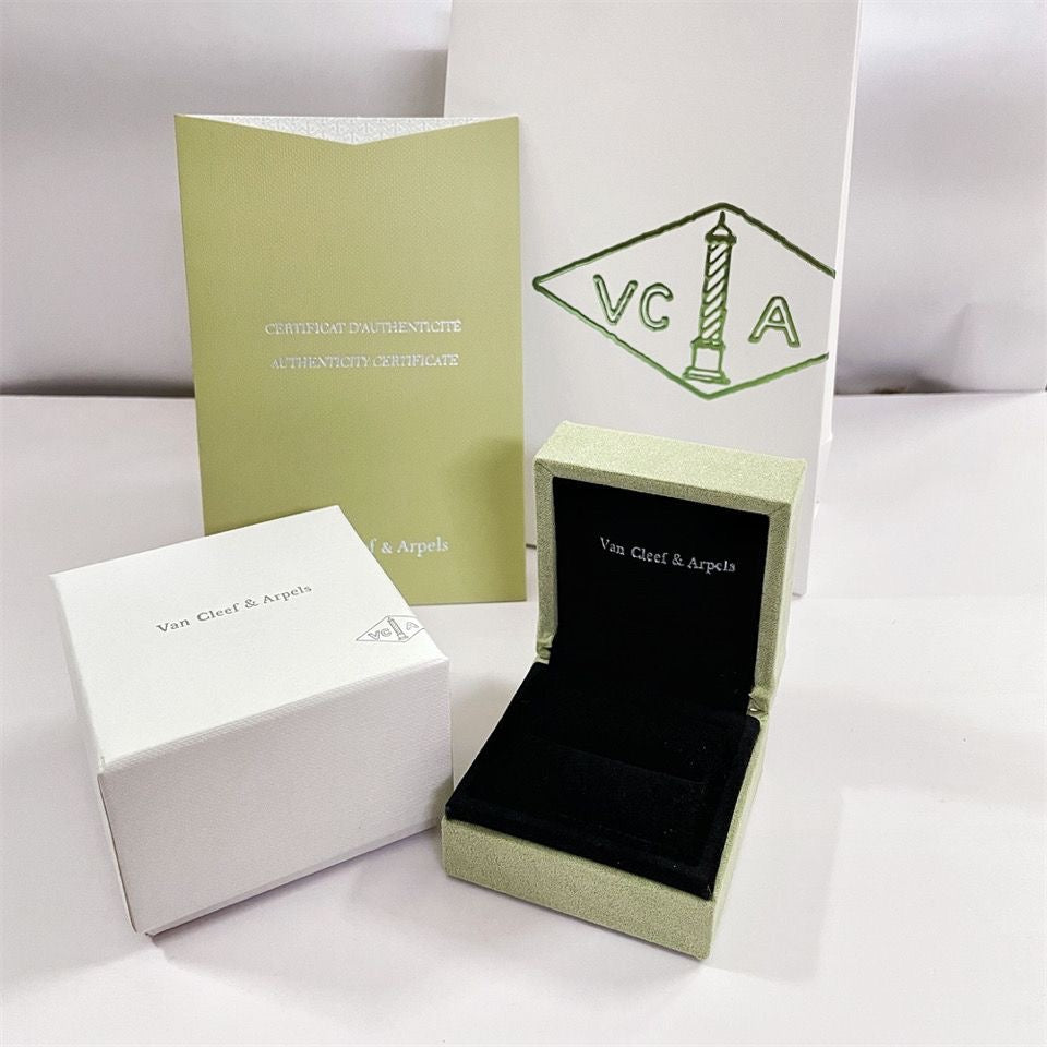 {
  "VA": "VA CLOVER ARMBAND HALSKETTE RING SCHACHTEL GESCHENKTÜTE"
}
