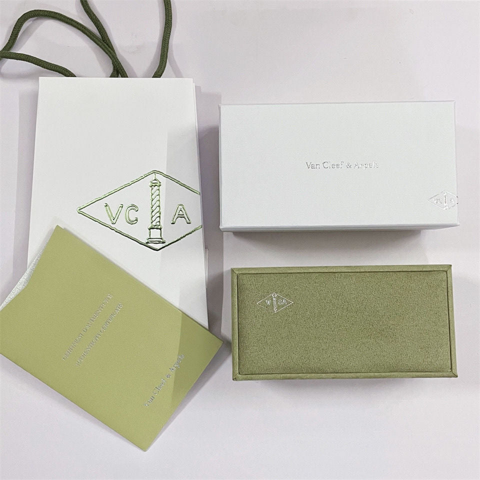 {
  "VA": "VA CLOVER ARMBAND HALSKETTE RING SCHACHTEL GESCHENKTÜTE"
}