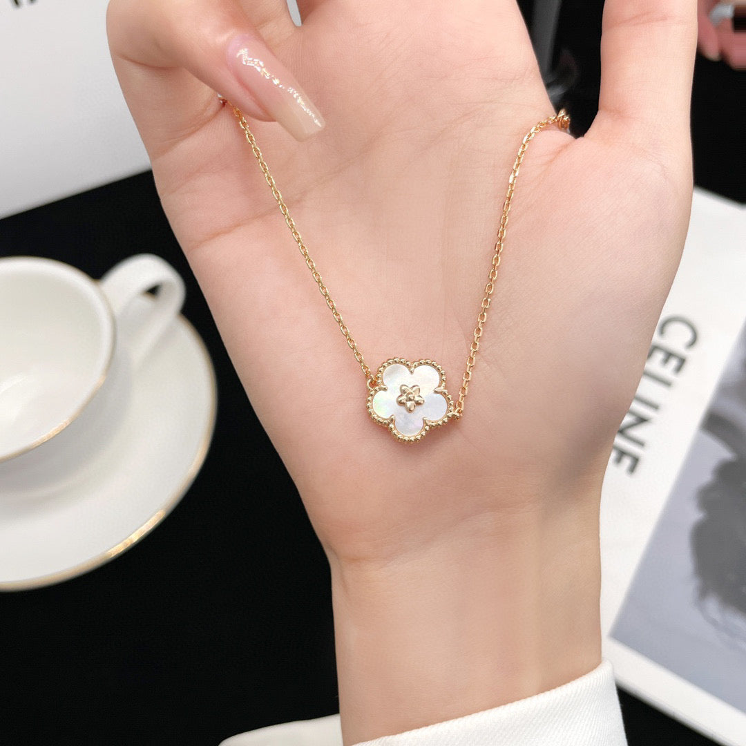 [VA]LUCKY WHITE MOP PLUM BLOSSOM  BRACELET