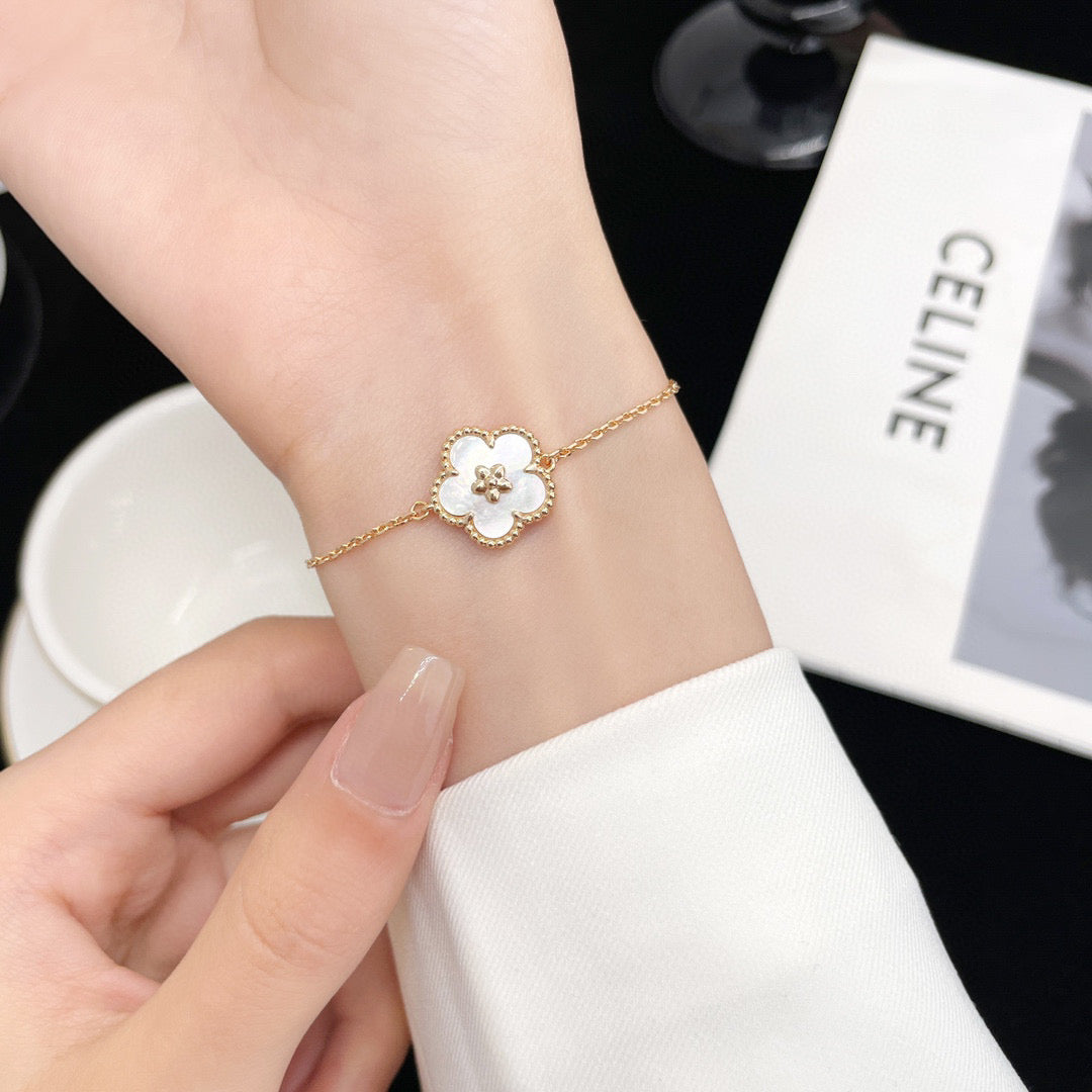 [VA]ラッキー ホワイト マザーオブパール 梅の花 ブレスレット