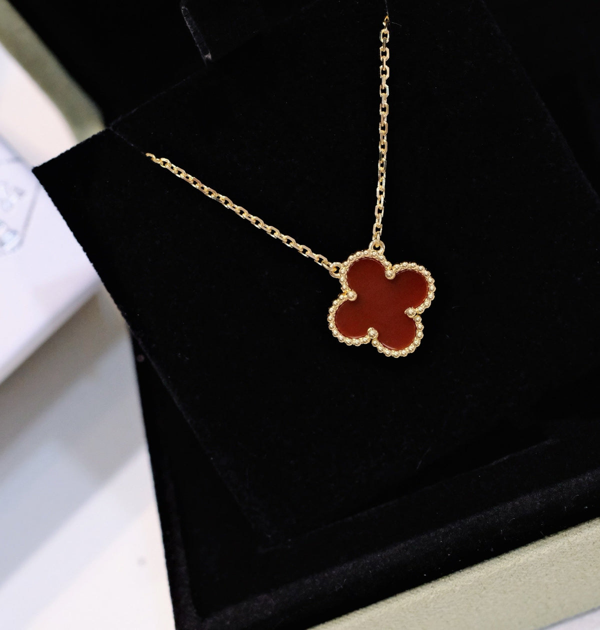 [VA]CLOVER 15MM KARNELIAN EINZELBLÜTEN-HALSKETTE