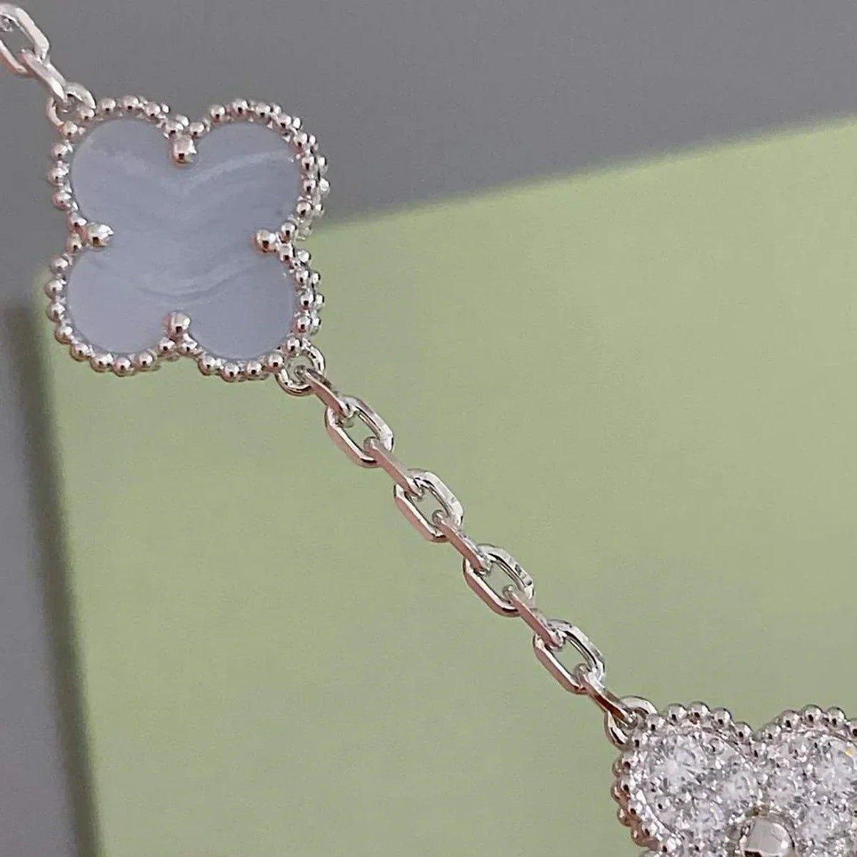 [VA]LUCKY CLOVER 5-MOTIV-ARMBAND - KOLLEKTION VIOLETTES CHALCEDON