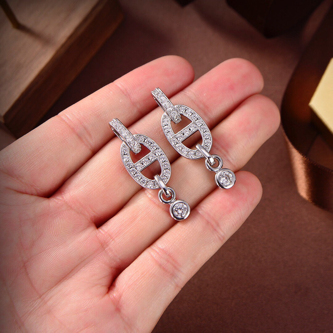 {
  "VA": "HM ダイヤモンド チェーンピアス"
}