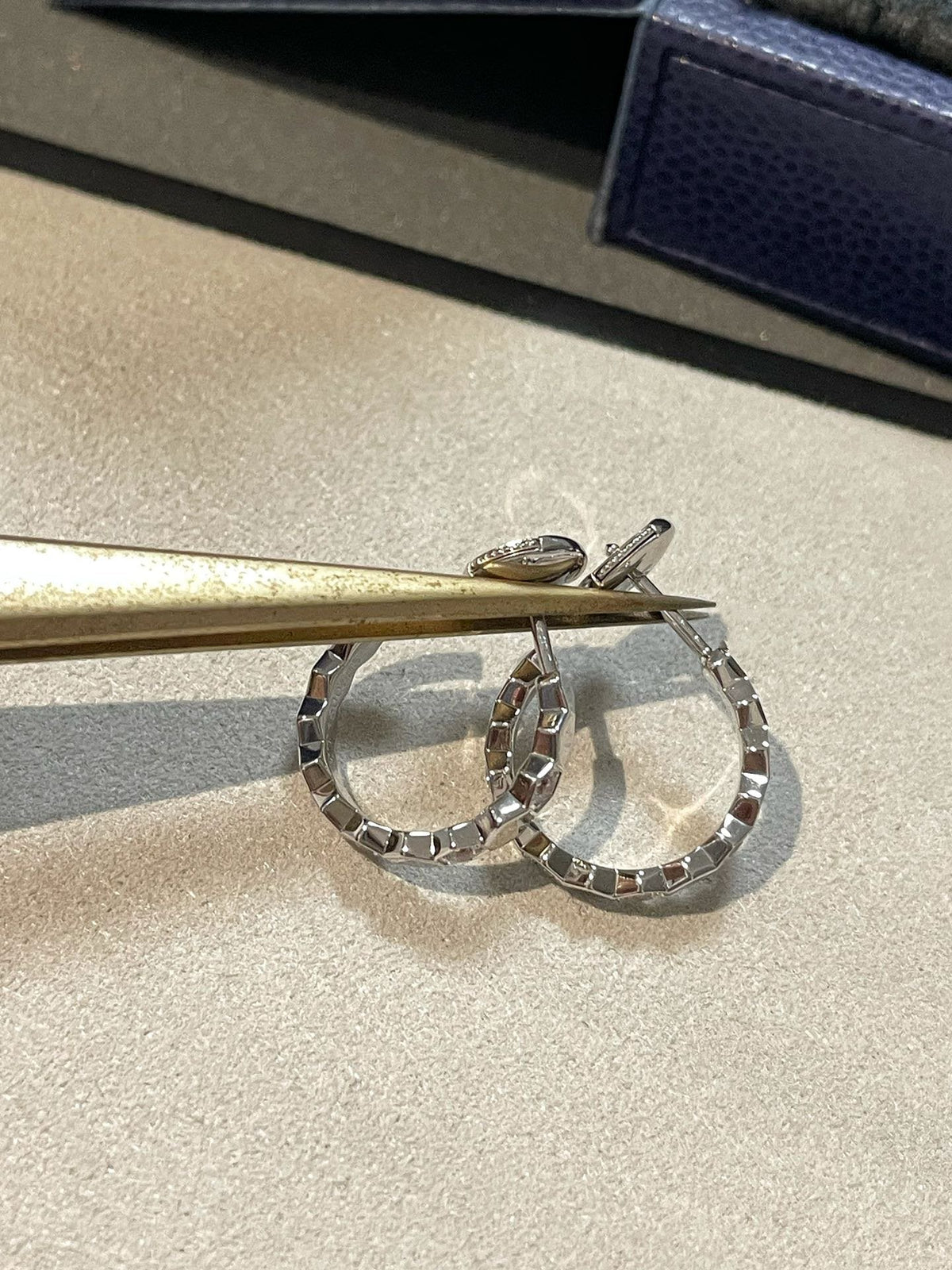 [VA]透かし彫り四つ葉のクローバー・フラワー型ピアス