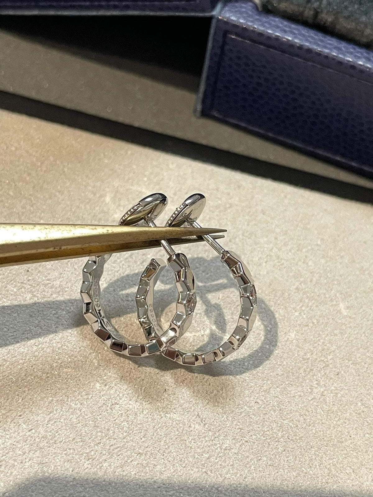 [VA]透かし彫り四つ葉のクローバー・フラワー型ピアス