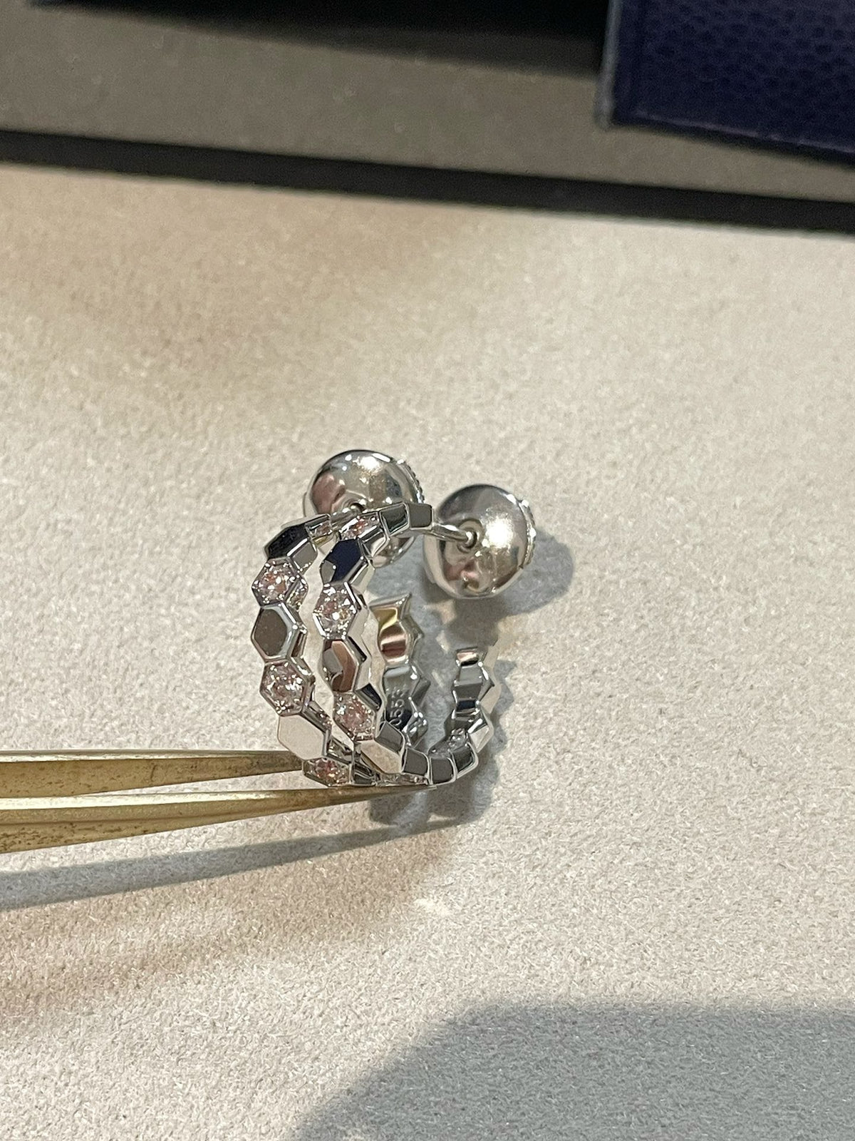 [VA]透かし彫り四つ葉のクローバー・フラワー型ピアス