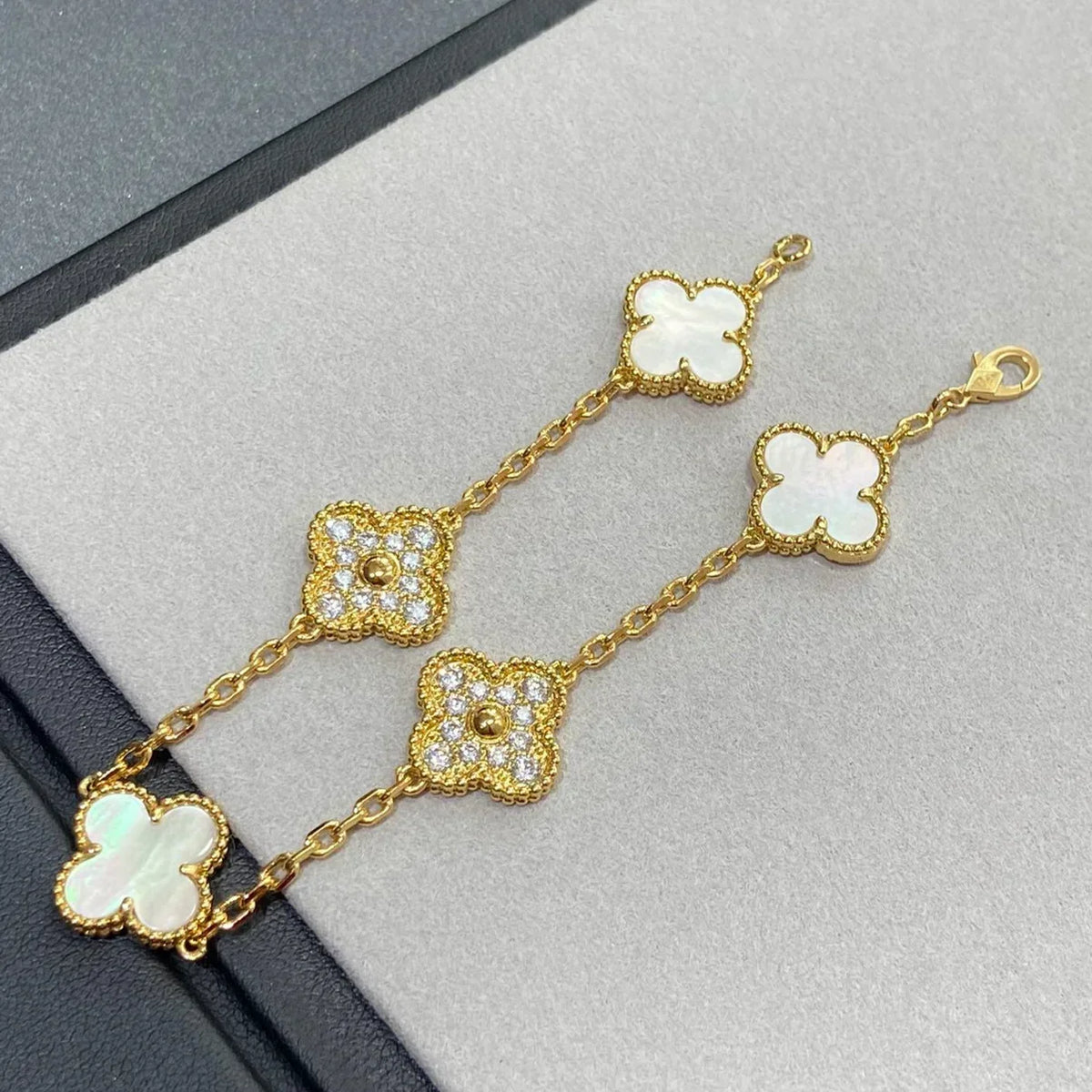 [VA]LUCKY CLOVER 5-MOTIF BRACELET - WHITE MOTHER-OF-PEARL COLLECTION