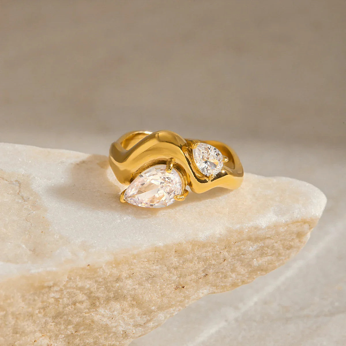 [VA]Soletta Diamant-Tropfen-Ring aus Gold