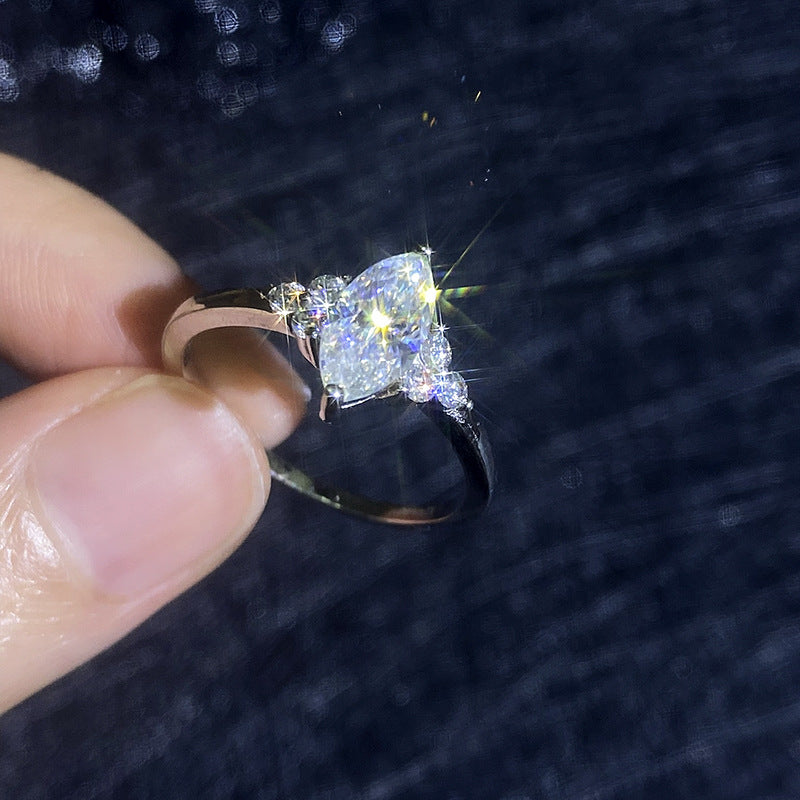[VA]ELEGANTER MOISSANIT-RING IM MARQUISE-SCHLIFF MIT SEITLICHEN AKZENTEN