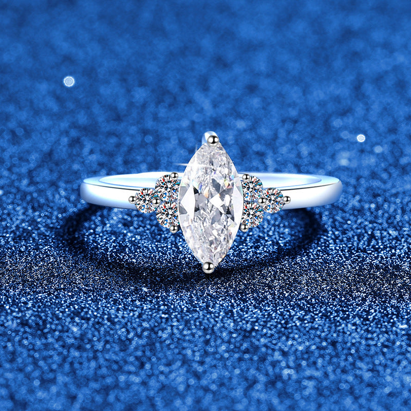 [VA]ELEGANTER MOISSANIT-RING IM MARQUISE-SCHLIFF MIT SEITLICHEN AKZENTEN