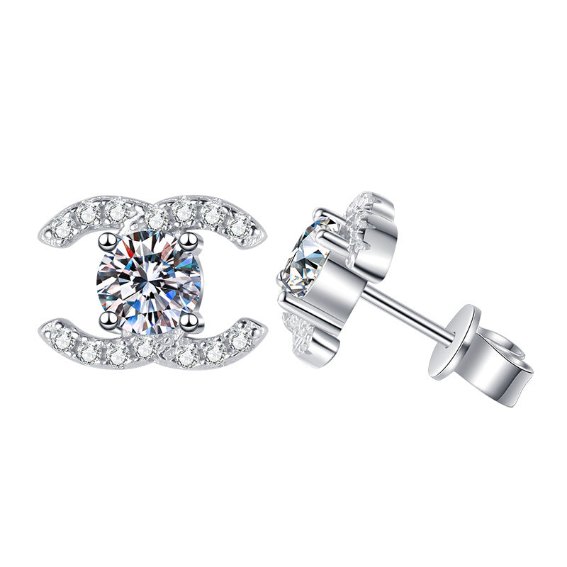 {"[VA]CHIC INTERLOCKING DOUBLE-C MOISSANITE STUD EARRINGS": "[VA]シック インターロッキング ダブルC モアサナイト スタッドピアス"}