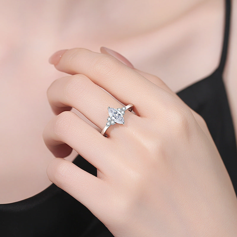[VA]ELEGANTER MOISSANIT-RING IM MARQUISE-SCHLIFF MIT SEITLICHEN AKZENTEN