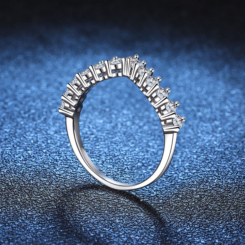 [VA]ELEGANTER V-FÖRMIGER CHEVRON-MOISSANIT-RING