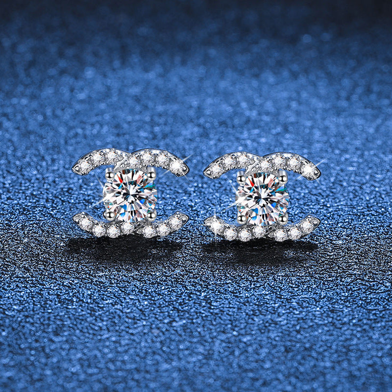 {"[VA]CHIC INTERLOCKING DOUBLE-C MOISSANITE STUD EARRINGS": "[VA]シック インターロッキング ダブルC モアサナイト スタッドピアス"}