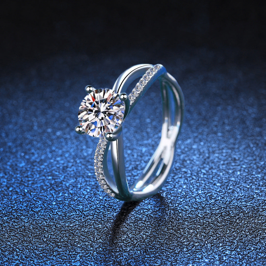 [VA]ELEGANTER MOISSANIT-VERLOBUNGSRING MIT 4-KRAFFEN-CROSSOVER-DESIGN
